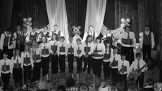 Клуб самодеятельной песни «Алые паруса» приветствует гостей  и участников фестиваля. Фото Романа СЕРГЕЕВА