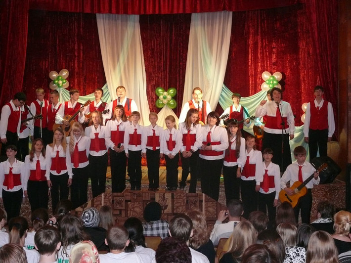 Клуб самодеятельной песни «Алые паруса» приветствует гостей  и участников фестиваля. Фото Романа СЕРГЕЕВА