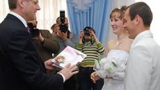 Василий Юрченко вручает свидетельство о браке молодожёнам Колыванского района. Фото пресс_службы губернатора и правительстыва НСО