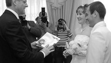 Василий Юрченко вручает свидетельство о браке молодожёнам Колыванского района. Фото пресс_службы губернатора и правительстыва НСО