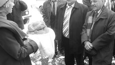 В селе Лобино земляков встречали караваями душистого хлеба, на переднем плане — председатель Краснозерского землячества Михаил Гусаренко и его заместитель Геннадий Аверьянов. Фото Марины ЛУПЕЙКЕНЕ