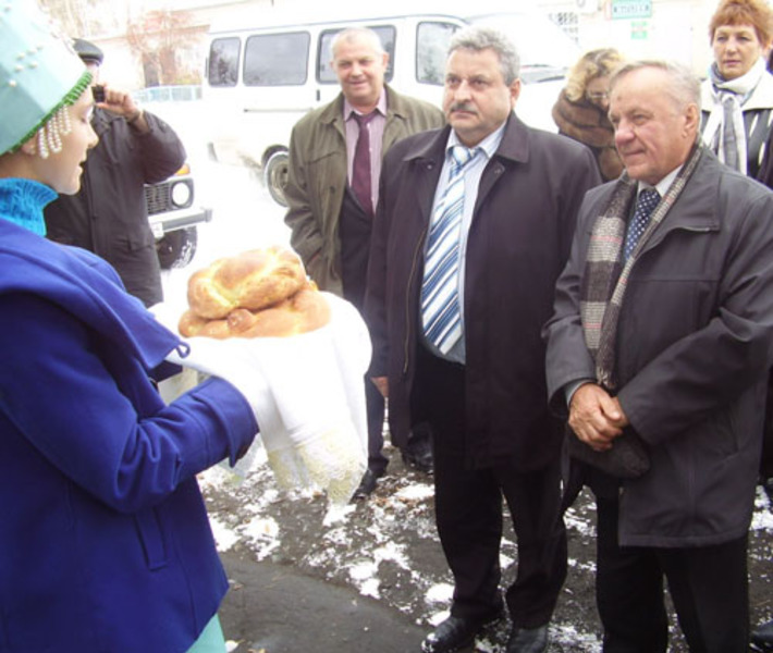 В селе Лобино земляков встречали караваями душистого хлеба, на переднем плане — председатель Краснозерского землячества Михаил Гусаренко и его заместитель Геннадий Аверьянов. Фото Марины ЛУПЕЙКЕНЕ