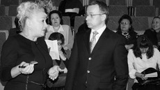 — Даже у таких опытных специалистов, как председатель территориального избиркома Дзержинского района Ольга Пешкова, есть вопросы к Юрию Петухову. Фото Валентины МАЛЬЦЕВОЙ