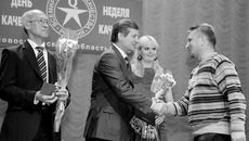 Николай Якимов и Юрий Бернадский поздравляют с победой в конкурсе «100 лучших товаров России» индивидуального предпринимателя Евгения Бодунова