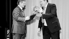 Сергей Сёмка (справа) вручает награду Юрию Бернадскому, президенту Новосибирской городской Торгово- промышленной палаты. Фото Павла КОМАРОВА