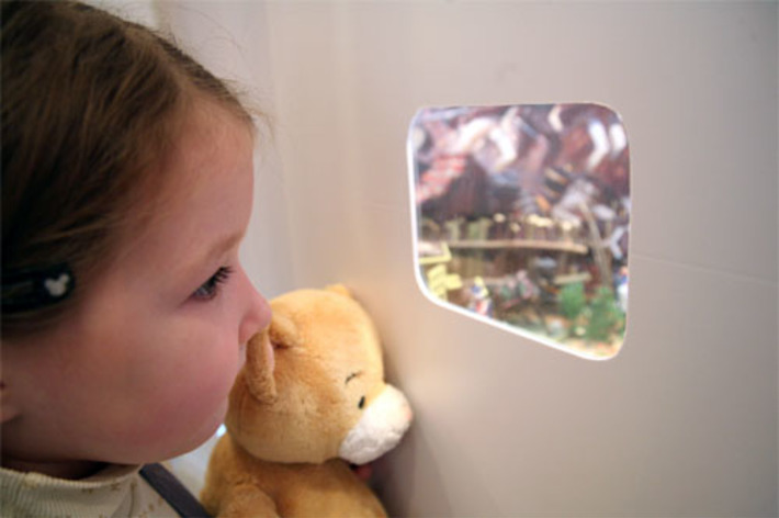 На выставке представлено около 200 фарфоровых, плюшевых, железных, стеклянных, деревянных, тряпичных и прочих-прочих «спутников жизни». Фото Михаила ПЕРМИНА