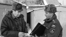 Инспектор Павел Винаков проводит разъяснительную работу с населением. Фото  Александры КАРАФИНКА