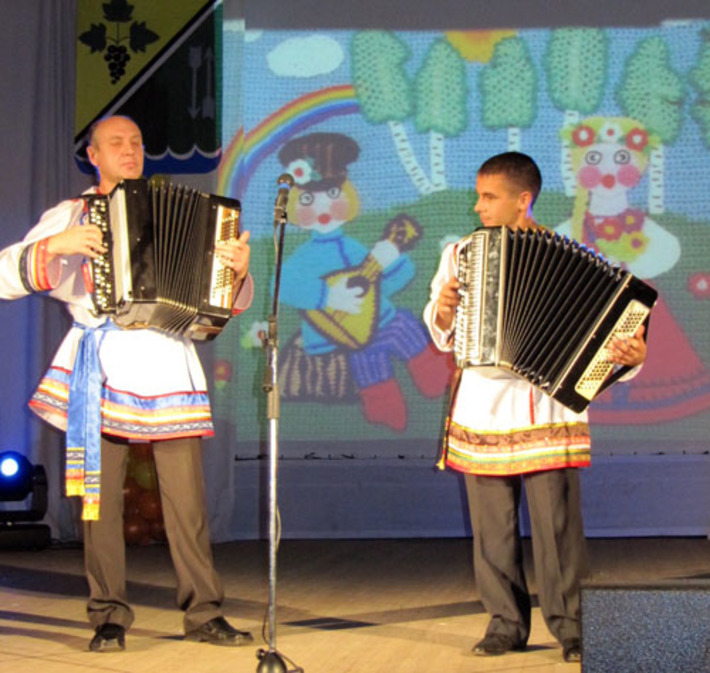 Разнообразие жанров  и концертных номеров представили на фестивале артисты четырёх районов. Фото Светланы ПАХОМЕНКО