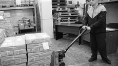 Отпечатанные бюллетени в территориальные избирательные комиссии доставляются под охраной полиции. Фото Михаила ПЕРМИНА
