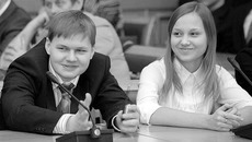 Губернатор поинтересовался у круглого отличника из Сокура Ивана Александрова (на снимке), кем он хочет стать. Школьник решительно заявил, что собирается стать губернатором. Глава региона счёл его выбор неплохим, напомнив, что для этого надо пройти хорошую школу жизни. Фото Павла КОМАРОВА