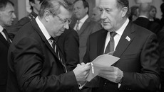 Член социального комитета Юрий Зозуля и спикер Заксобрания Иван Мороз: бюджет — на пользу людям . Фото Павла КОМАРОВА