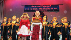 Артисты Сибирского хора долго не сидят на месте. Только что они вернулись с гастролей по области. Фото Натальи НАШТАЛОВОЙ