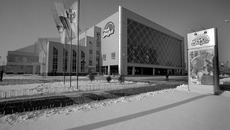 Самое главное — матчи будут проходить в комфортных условиях; губернатор Новосибирской области Василий Юрченко пообщался с юными футболистами. Фото Павла КОМАРОВА