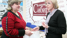 Главный редактор «Советской Сибири» Татьяна Асадчая (справа) благодарит Ольгу Блинову