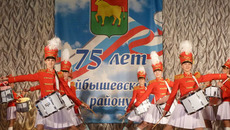 Жителей района приветствуют юные артисты. Фото Зои ТЮРИНОЙ