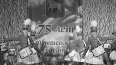 Жителей района приветствуют юные артисты. Фото Зои ТЮРИНОЙ