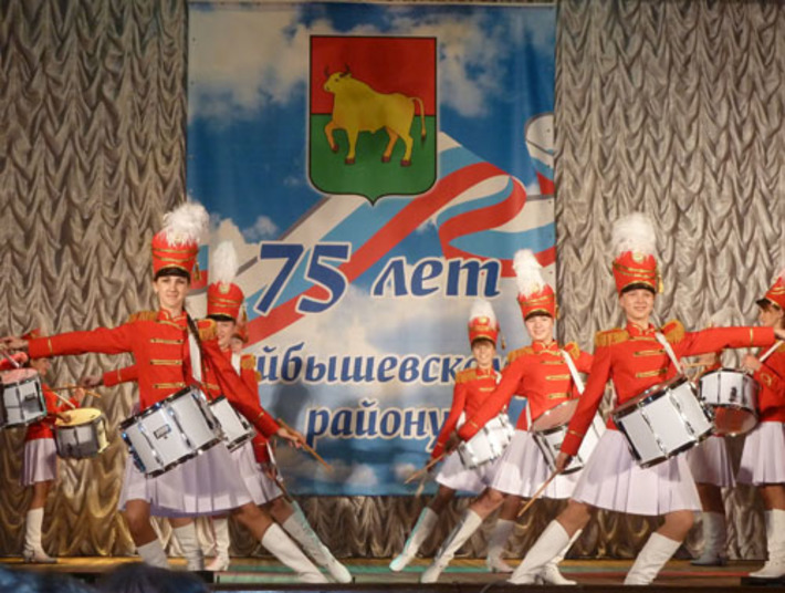 Жителей района приветствуют юные артисты. Фото Зои ТЮРИНОЙ