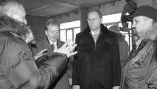Василий Юрченко на строительной площадке биотехнопарка. Фото пресс-службы губернатора и правительства НСО