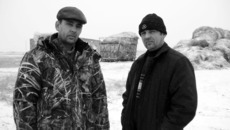 На семейной ферме брат Алексей (слева) — хороший помощник Василию Запорожцу. Фото Ольги ЛЕВИНОЙ