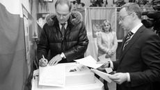 После тест-драйва комплекса Василий Юрченко пожелал специалистам территориальной избирательной комиссии успешной работы и хорошего настроения. Фото Михаила ПЕРМИНА