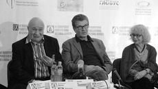 Народные артисты России Игорь Кашинцев, Игорь Костолевский и Светлана Немоляева довольны новосибирской публикой . Фото Павла КОМАРОВА