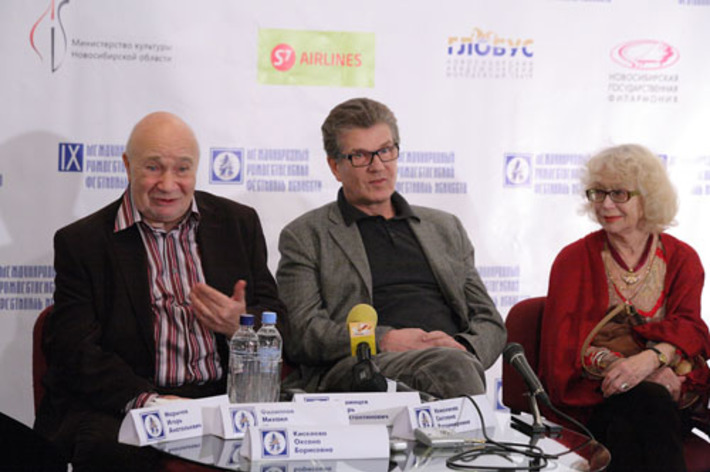 Народные артисты России Игорь Кашинцев, Игорь Костолевский и Светлана Немоляева довольны новосибирской публикой . Фото Павла КОМАРОВА