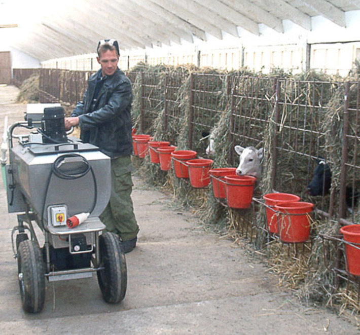 Вот она, мобильная станция поения телят. Фото Сергея СИДОРЕНКО
