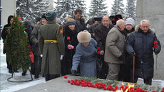 Цветы к Вечному огню возлагают ветераны войны и труда. Фото пресс-службы губернатора и правительства НСО