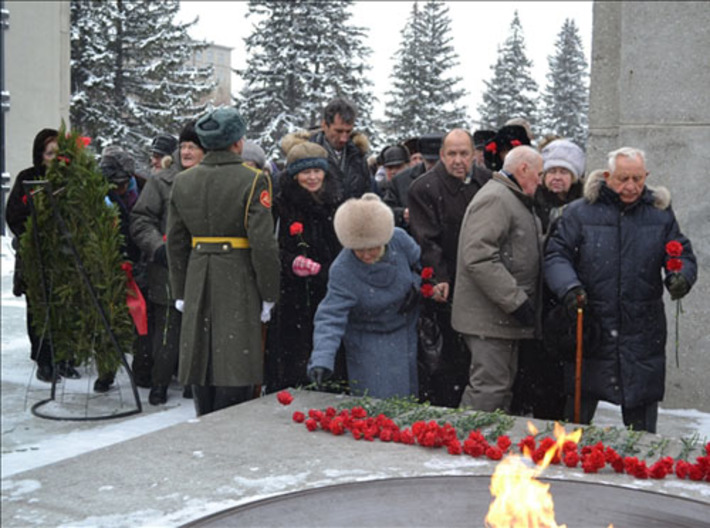 Цветы к Вечному огню возлагают ветераны войны и труда. Фото пресс-службы губернатора и правительства НСО