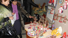 На выставке мастеров прикладного искусства. Фото предоставлены Центром белорусской культуры