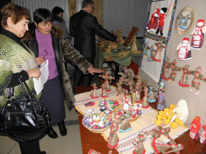 На выставке мастеров прикладного искусства. Фото предоставлены Центром белорусской культуры