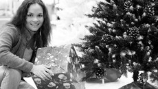 Корреспондент «Советской Сибири» Дарья Доротова уже выбирает подарки к Новому году и присматривается к ёлкам. Фото Михаила ПЕРМИНА