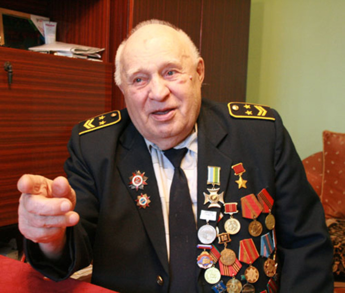 Несмотря на годы, задача перед ветераном стоит боевая — дожить до ста лет. Фото Натальи  НАШТАЛОВОЙ