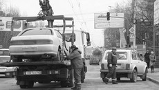 Самый радикальный метод борьбы с нерадивыми водителями — эвакуация автомобиля. Фото Михаила ПЕРМИНА