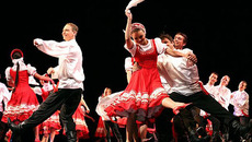 Выступает ансамбль Игоря Моисеева.