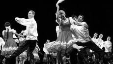 Выступает ансамбль Игоря Моисеева.