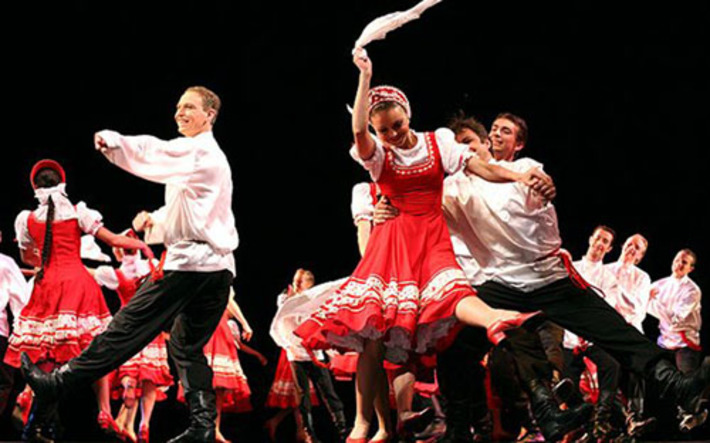 Выступает ансамбль Игоря Моисеева.