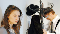 «Она выскользнула из этой жизни, оставив его, полупомешанного, искать перед самим собой оправдания погубленной жизни и любви...»  Сцена из спектакля «Кроткая» в постановке Ирины Керученко.