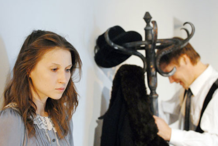 «Она выскользнула из этой жизни, оставив его, полупомешанного, искать перед самим собой оправдания погубленной жизни и любви...»  Сцена из спектакля «Кроткая» в постановке Ирины Керученко.