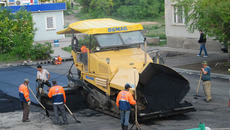 В прошлом году на благоустройство дворов были брошены огромные ресурсы .