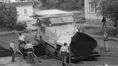 В прошлом году на благоустройство дворов были брошены огромные ресурсы .