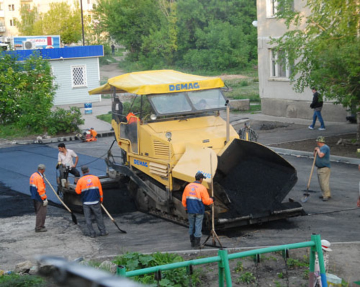 В прошлом году на благоустройство дворов были брошены огромные ресурсы .