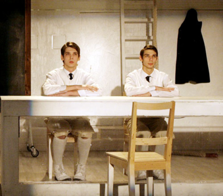 «Толстая тетрадь» — эксперимент, в котором участвуют  и зрители, и актёры.