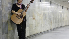 Давно хотела написать о тех, кто поет в метро.  Кто они, эти люди без комплексов, которые могут запросто выйти и спеть для нас, спешащих успеть из пункта А в пункт Б? Знаю, что рискнет это сделать даже не каждый профессиональный артист.  И дело здесь, конечно, не в умении петь. Метро —  это не большая сцена, где можно спрятаться  от взглядов за слоем грима и светом софитов.  Здесь все рядом и дистанции между теми, кто дает  и принимает, нет никакой. Фото из личного архива Натальи НАШТАЛОВОЙ