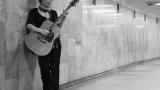 Давно хотела написать о тех, кто поет в метро.  Кто они, эти люди без комплексов, которые могут запросто выйти и спеть для нас, спешащих успеть из пункта А в пункт Б? Знаю, что рискнет это сделать даже не каждый профессиональный артист.  И дело здесь, конечно, не в умении петь. Метро —  это не большая сцена, где можно спрятаться  от взглядов за слоем грима и светом софитов.  Здесь все рядом и дистанции между теми, кто дает  и принимает, нет никакой. Фото из личного архива Натальи НАШТАЛОВОЙ