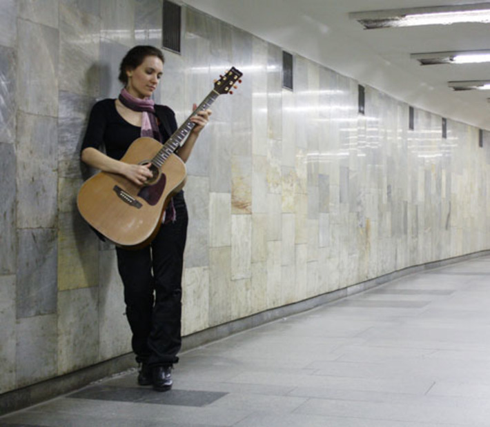 Давно хотела написать о тех, кто поет в метро.  Кто они, эти люди без комплексов, которые могут запросто выйти и спеть для нас, спешащих успеть из пункта А в пункт Б? Знаю, что рискнет это сделать даже не каждый профессиональный артист.  И дело здесь, конечно, не в умении петь. Метро —  это не большая сцена, где можно спрятаться  от взглядов за слоем грима и светом софитов.  Здесь все рядом и дистанции между теми, кто дает  и принимает, нет никакой. Фото из личного архива Натальи НАШТАЛОВОЙ