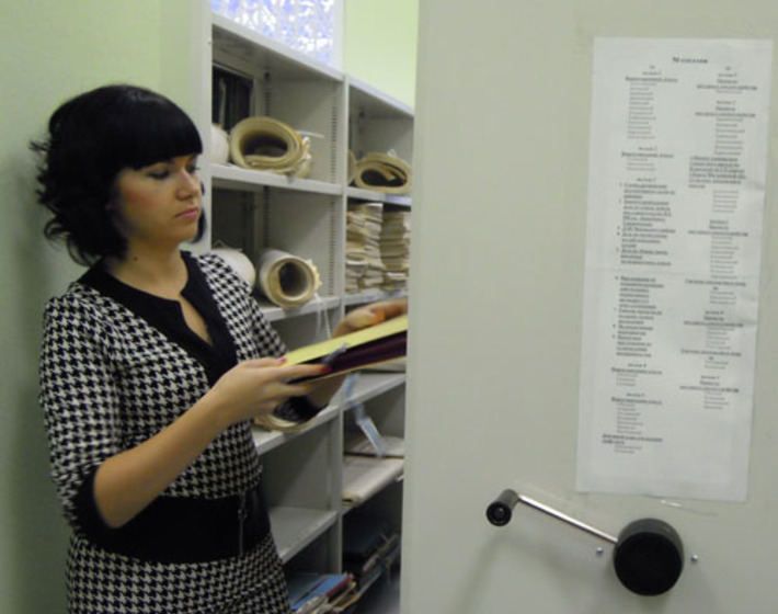 На новых стеллажах найти нужный документ дело пары минут. Фото Павла КРАСИНА