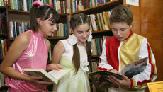 Чтение — важнейшая ступенька в приобщении детей к культуре, здесь наш помощник — библиотека. На снимке — Новосибирская детская библиотека им. Н. Носова. Фото Михаила ПЕРМИНА