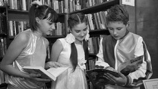 Чтение — важнейшая ступенька в приобщении детей к культуре, здесь наш помощник — библиотека. На снимке — Новосибирская детская библиотека им. Н. Носова. Фото Михаила ПЕРМИНА