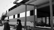 Новый ледовый Дворец спорта, который сегодня строится в Татарске, распахнет двери летом 2012 года. Фото Натальи МАНТОРОВОЙ